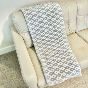 Gray and White Geometric Throw Blanket